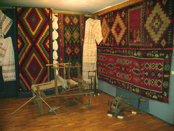Imagine din expozitie cu razboiul de tesut
